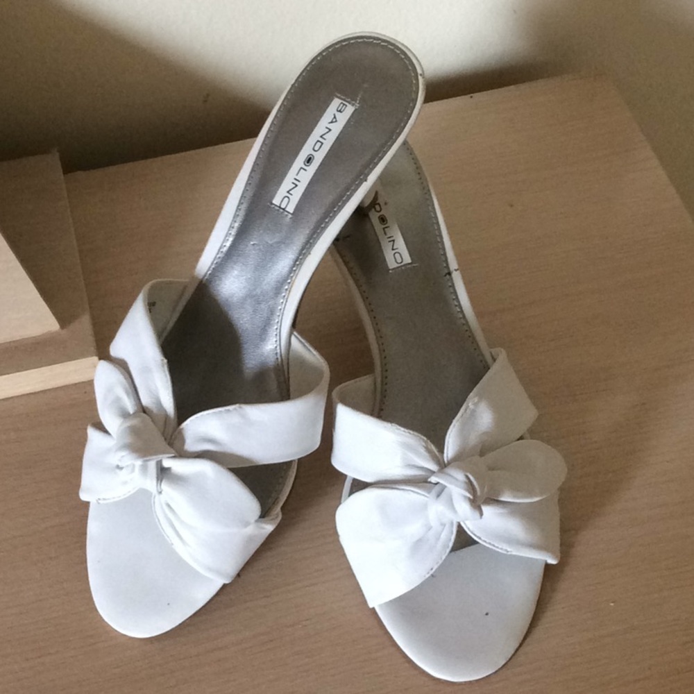 Bandolino white knot leather upper  heels